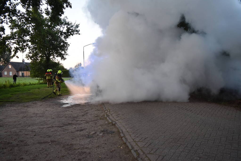 Oude Volvo zwaar beschadigd vanwege brand