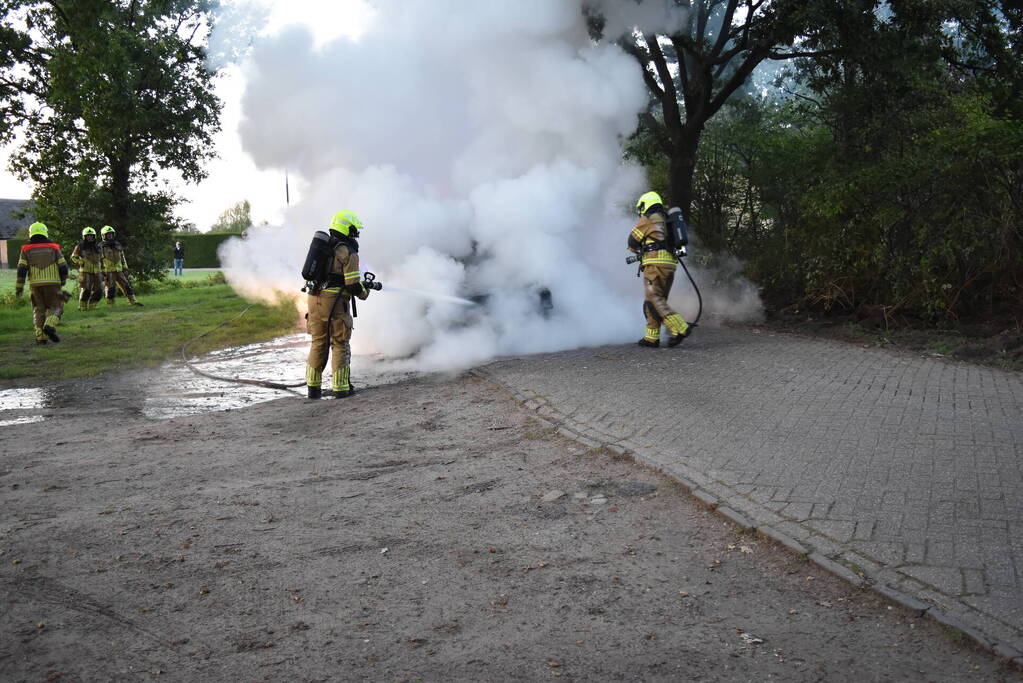 Oude Volvo zwaar beschadigd vanwege brand