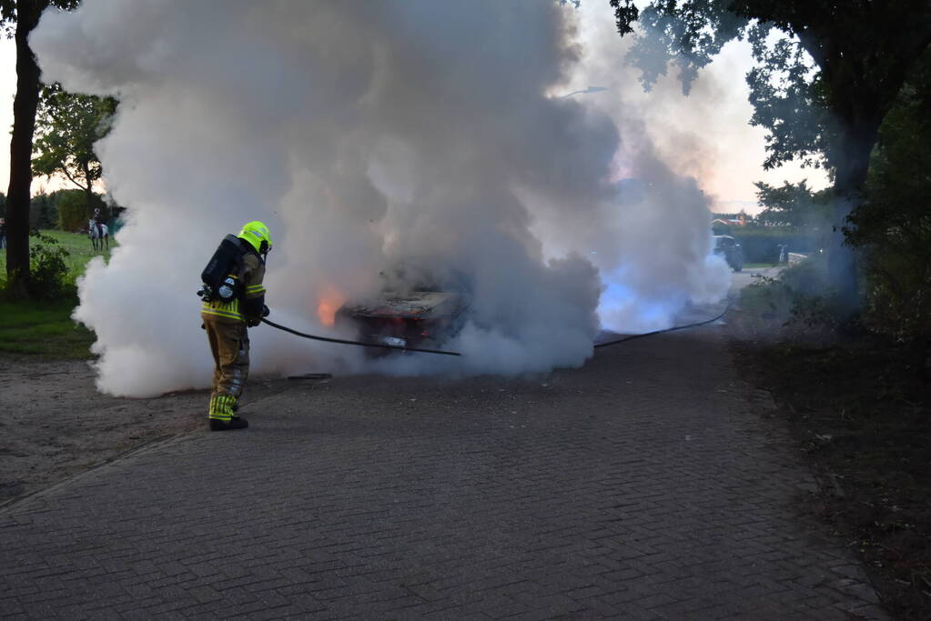 Oude Volvo zwaar beschadigd vanwege brand