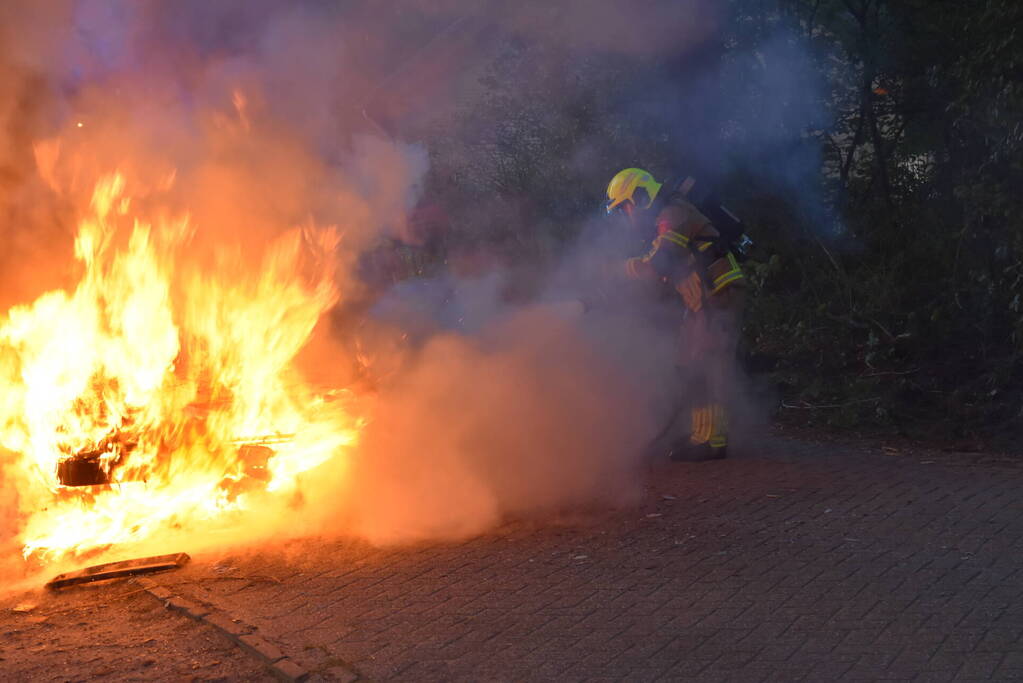 Oude Volvo zwaar beschadigd vanwege brand