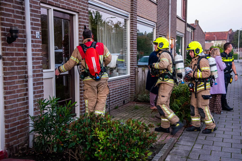 Bewoner ademt rook in bij keukenbrand