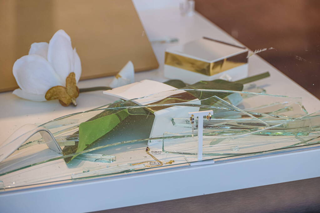 Veel schade na inbraak Caré juwelier