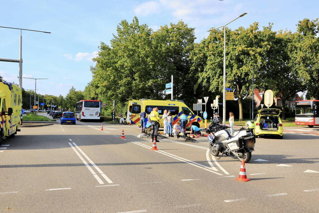 Overstekende hardloper geschept door lijnbus