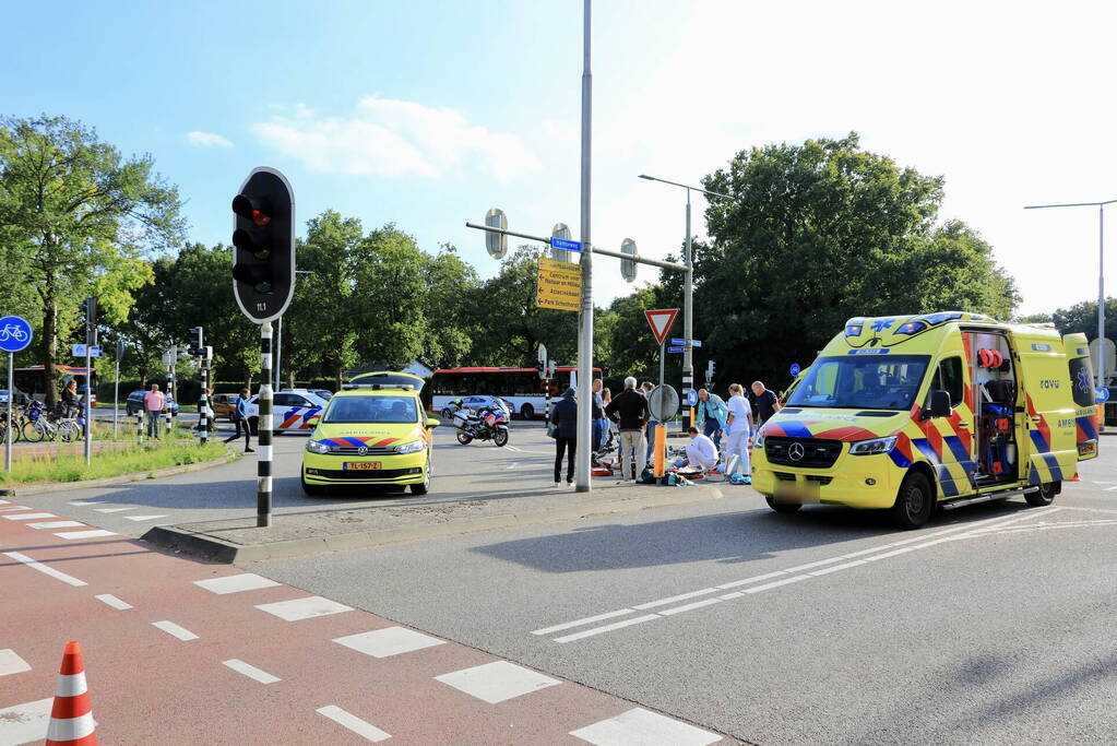 Overstekende hardloper geschept door lijnbus