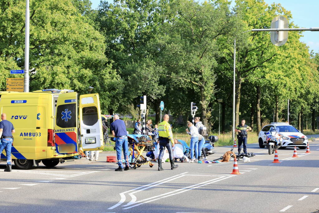 Overstekende hardloper geschept door lijnbus