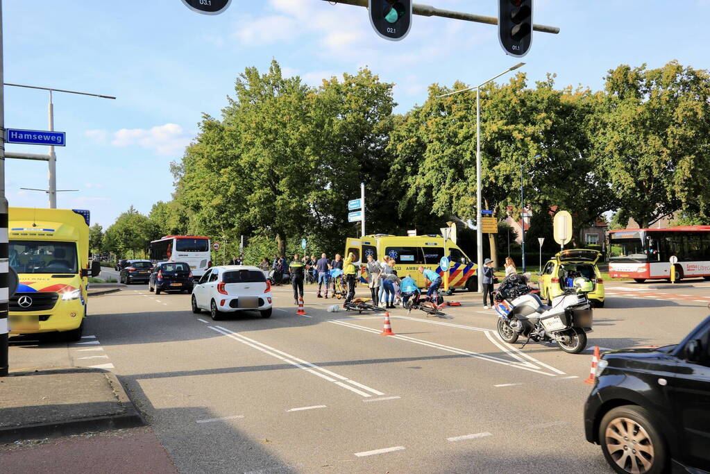 Overstekende hardloper geschept door lijnbus