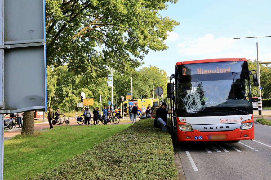 Overstekende hardloper geschept door lijnbus