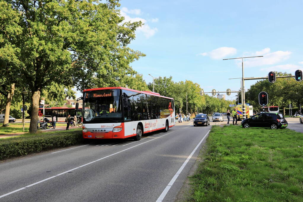 Overstekende hardloper geschept door lijnbus