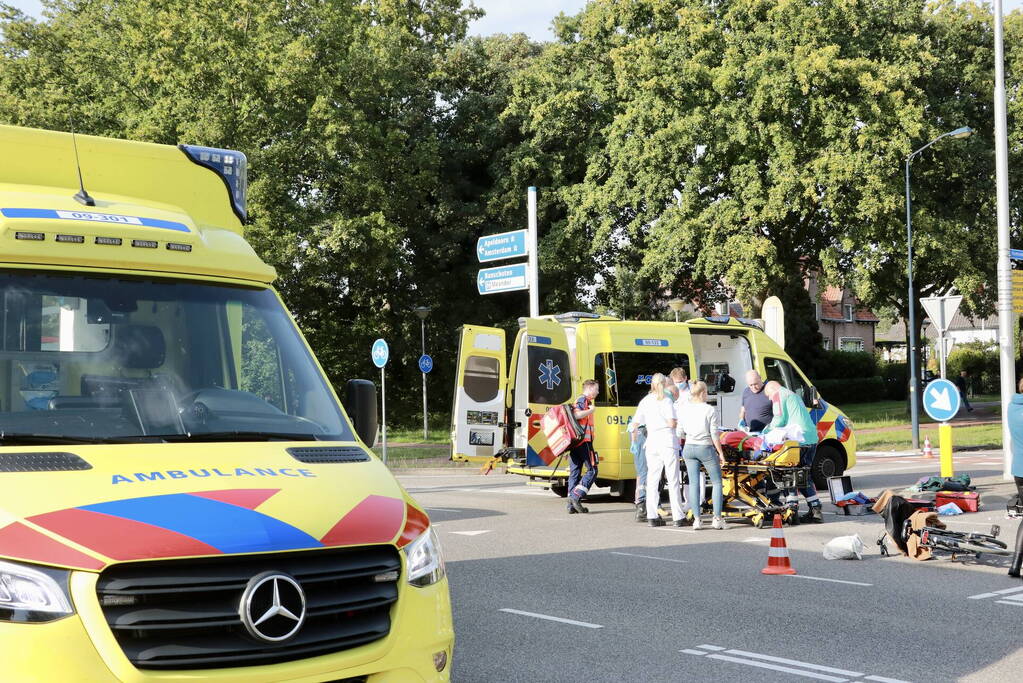 Overstekende hardloper geschept door lijnbus