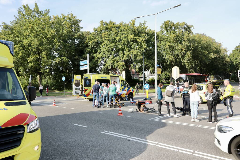 Overstekende hardloper geschept door lijnbus