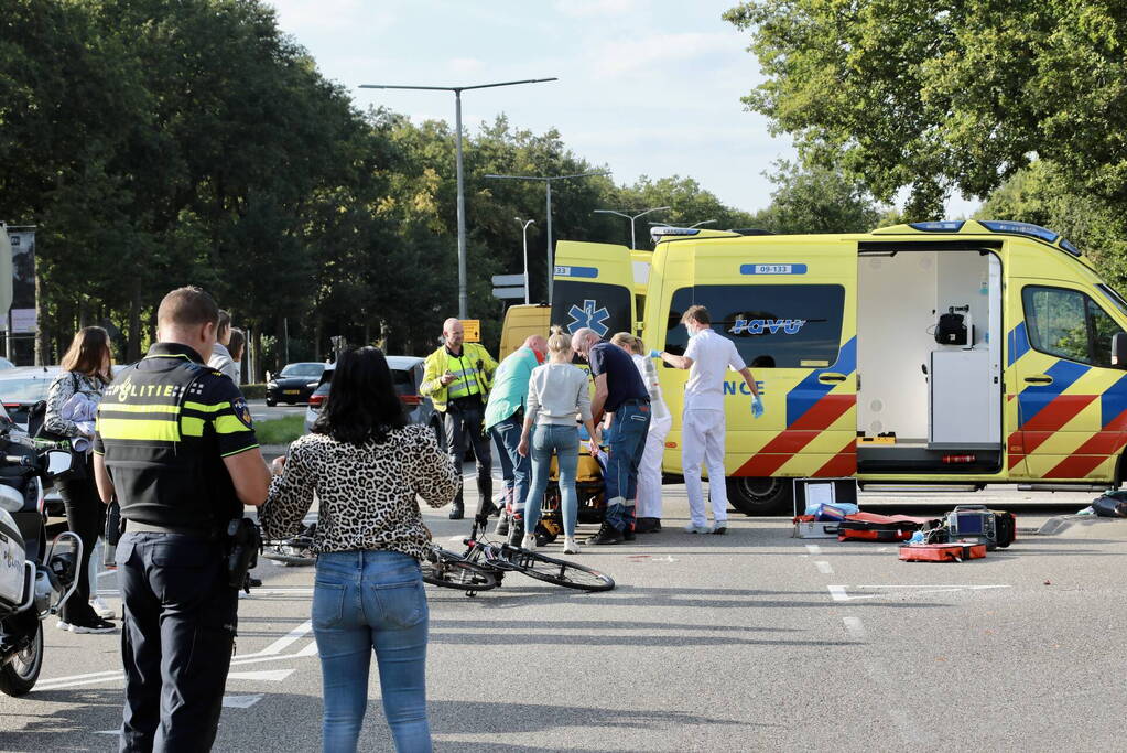 Overstekende hardloper geschept door lijnbus