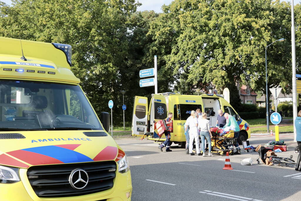 Overstekende hardloper geschept door lijnbus