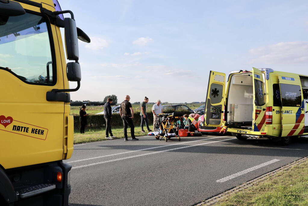 Overstekende fietsster aangereden door personenauto