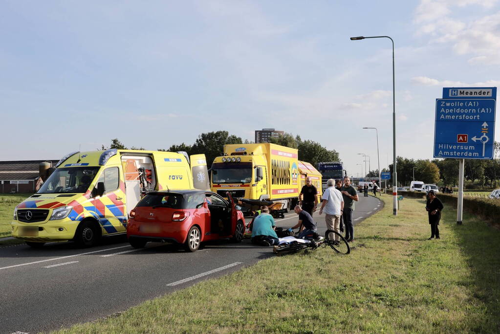 Overstekende fietsster aangereden door personenauto