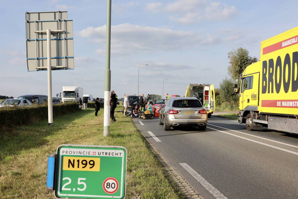Overstekende fietsster aangereden door personenauto