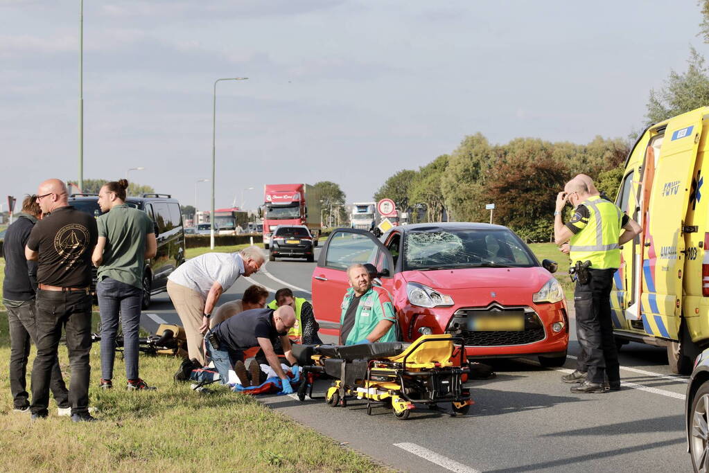 Overstekende fietsster aangereden door personenauto