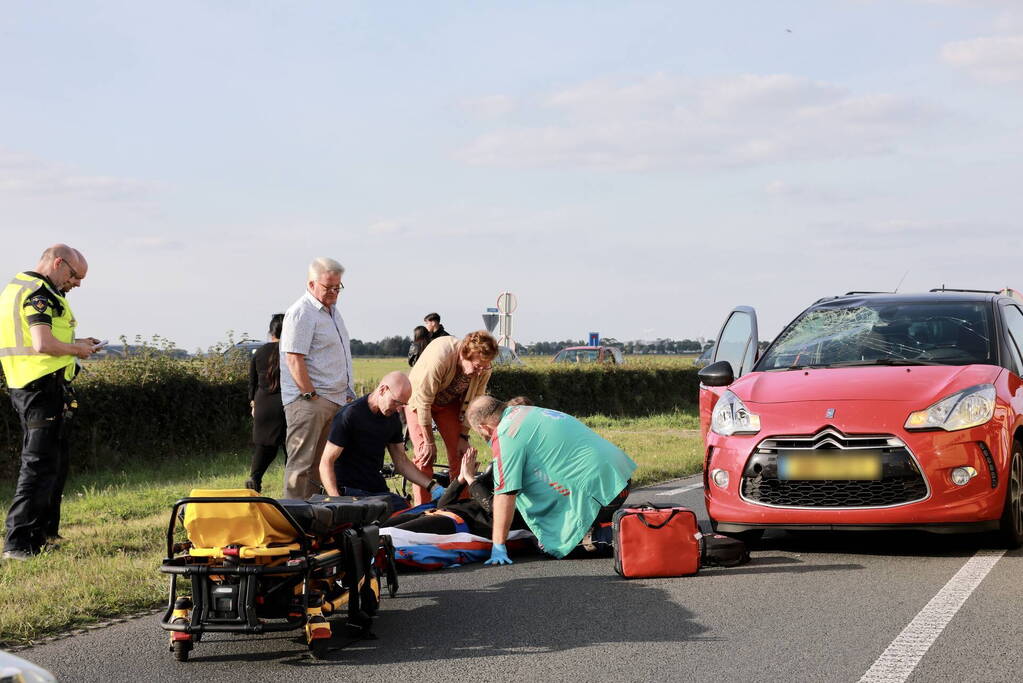 Overstekende fietsster aangereden door personenauto