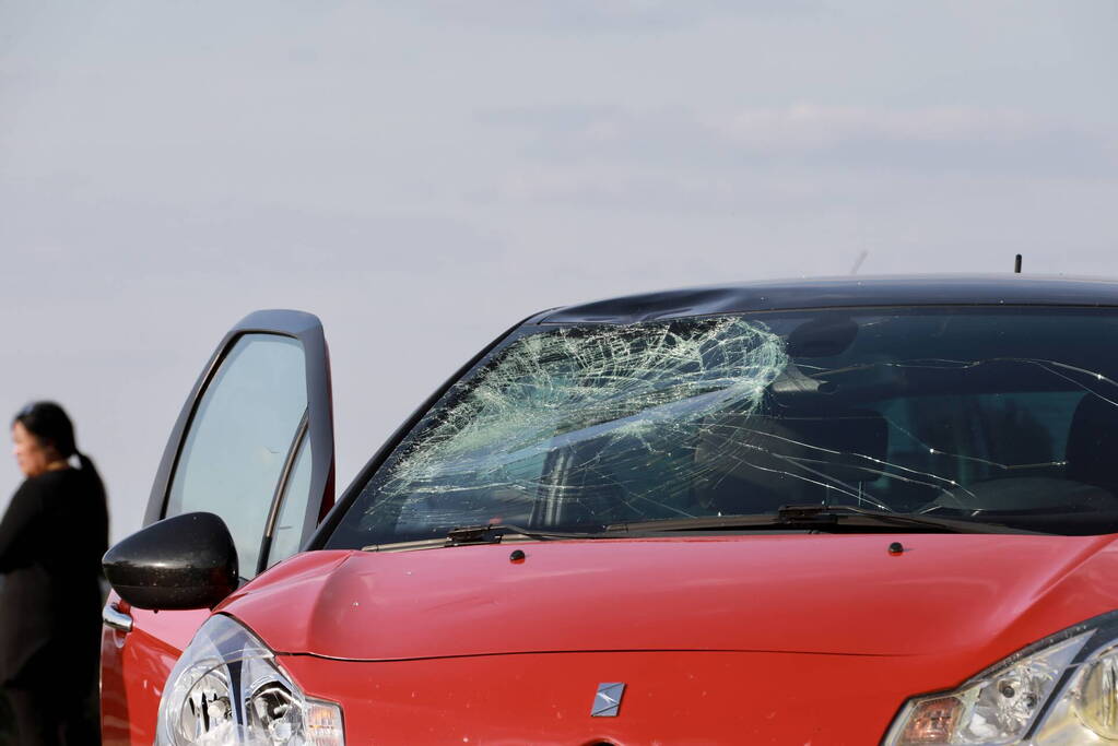 Overstekende fietsster aangereden door personenauto