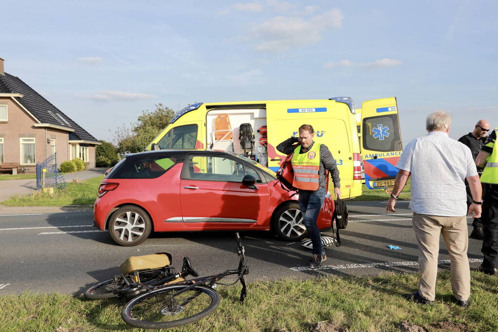 Overstekende fietsster aangereden door personenauto