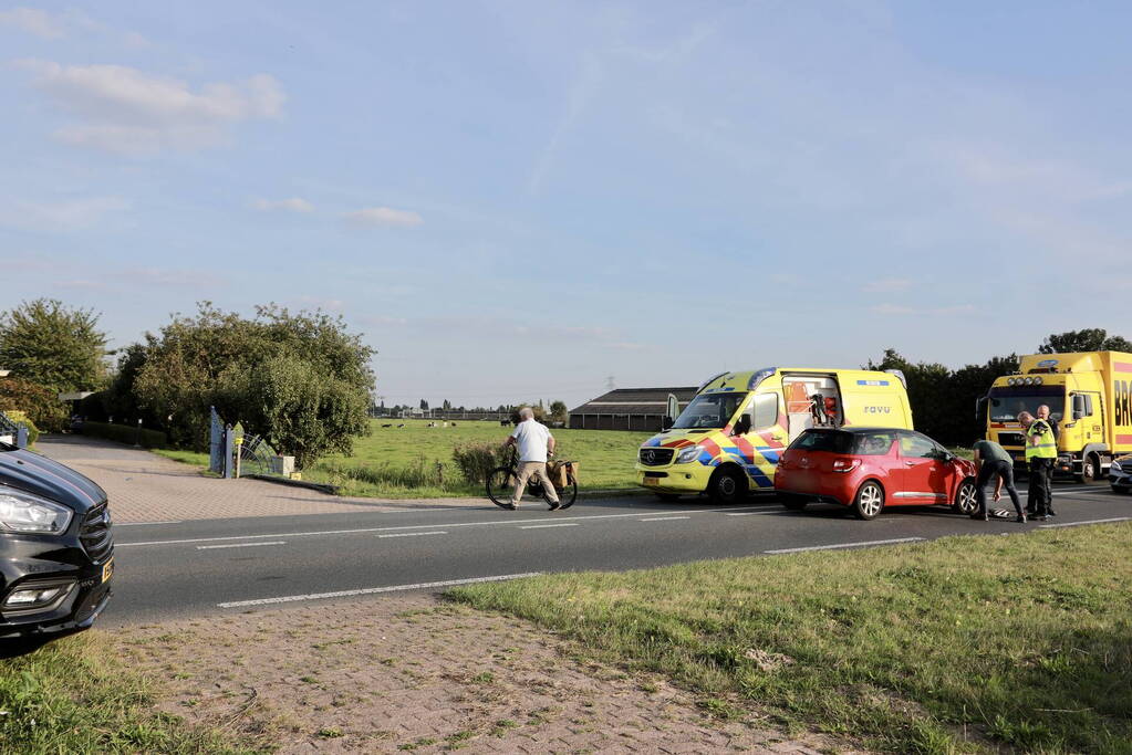 Overstekende fietsster aangereden door personenauto
