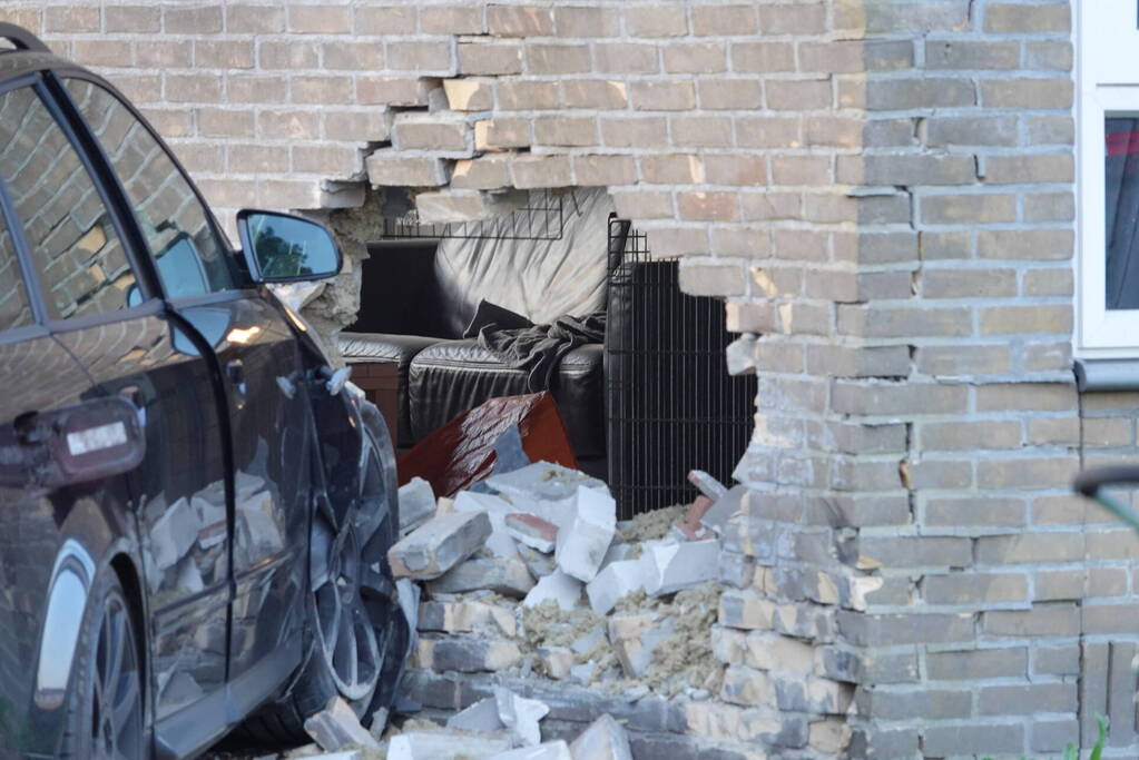 Automobilist rijdt woning binnen