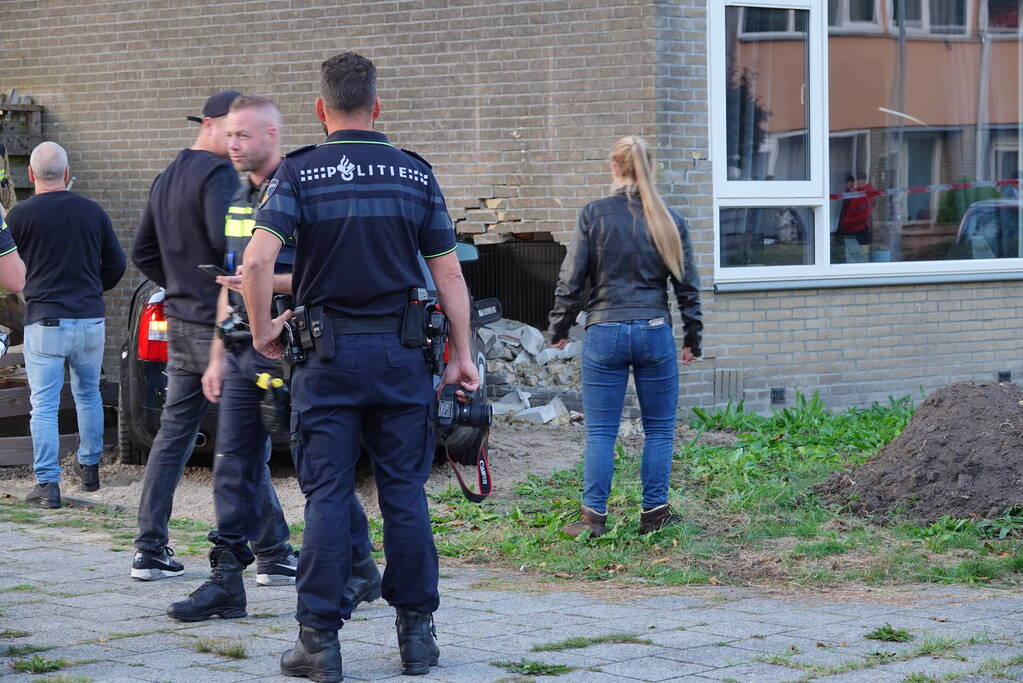 Automobilist rijdt woning binnen