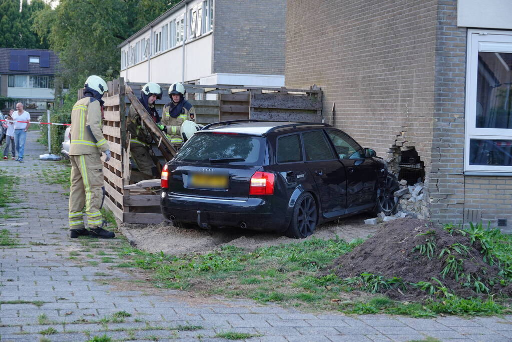 Automobilist rijdt woning binnen