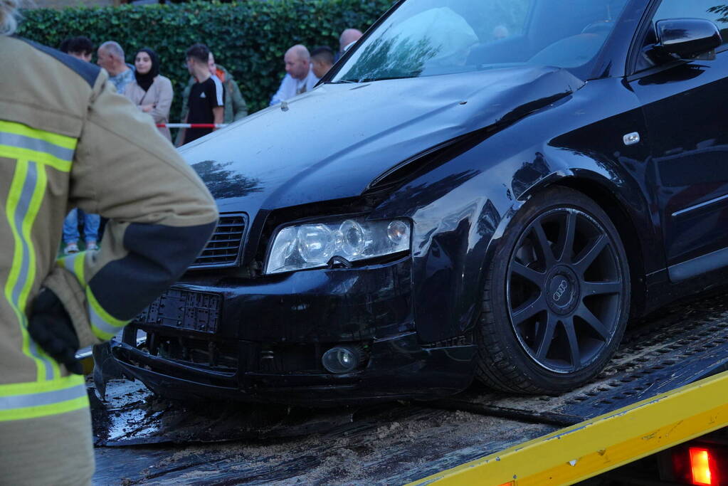 Automobilist rijdt woning binnen