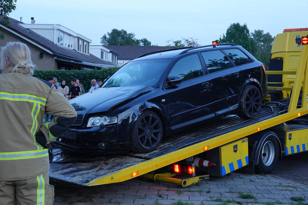 Automobilist rijdt woning binnen