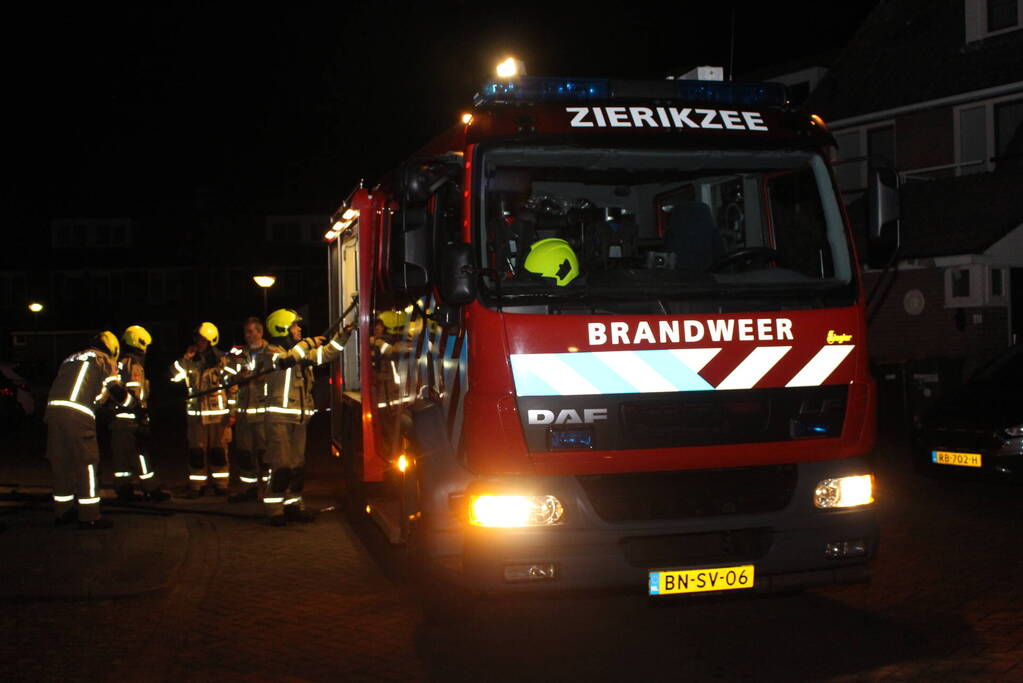Brandweer blust brand in prullenbak