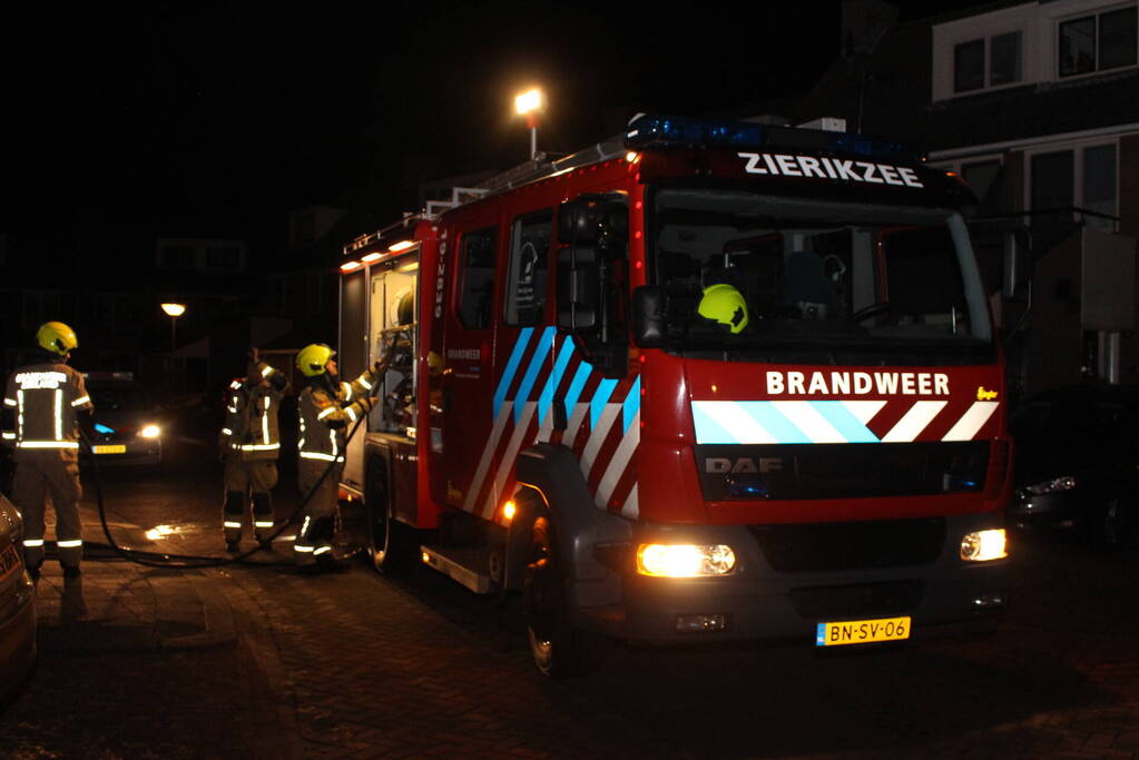 Brandweer blust brand in prullenbak