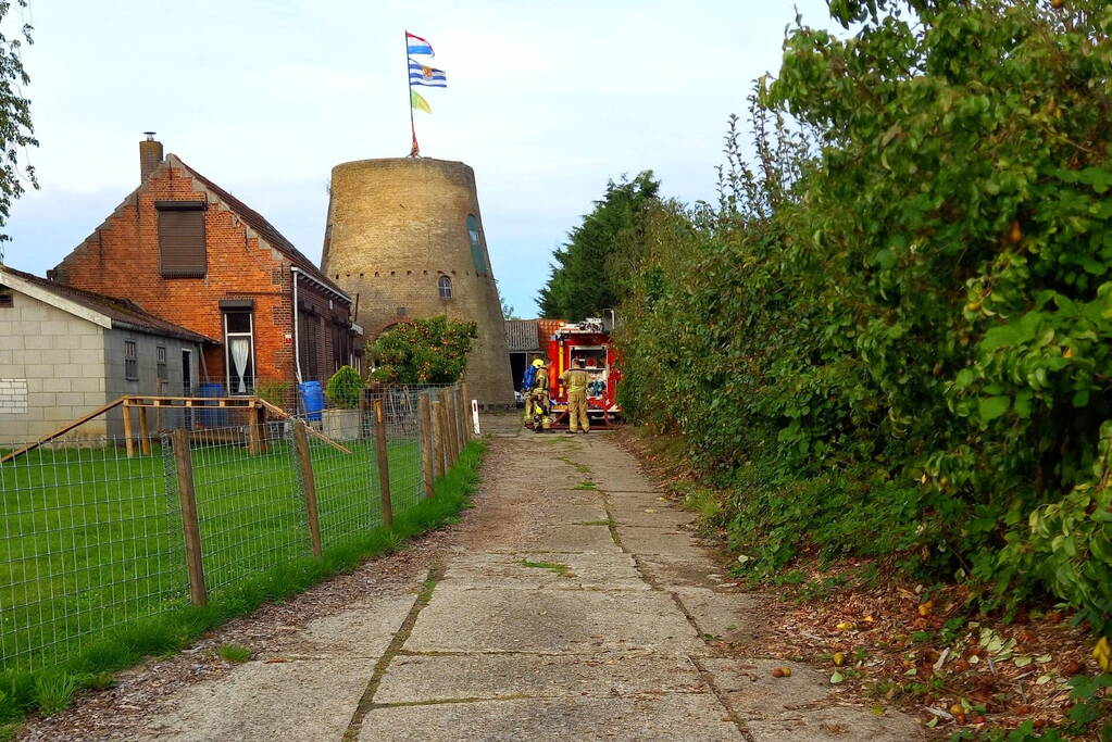 Brandweer blust brand in gebouw