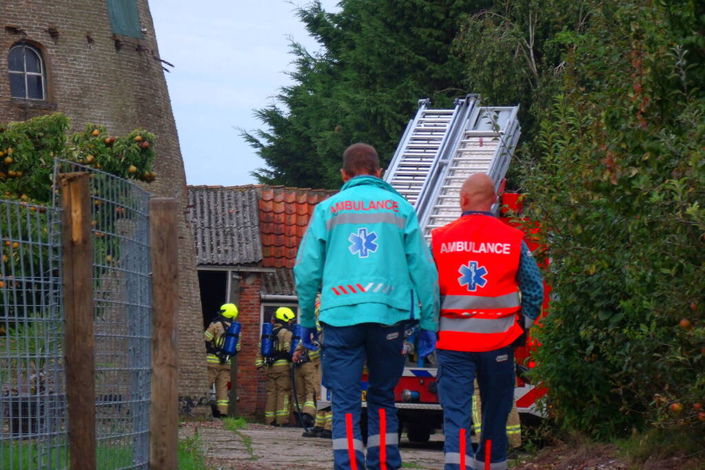 Brandweer blust brand in gebouw