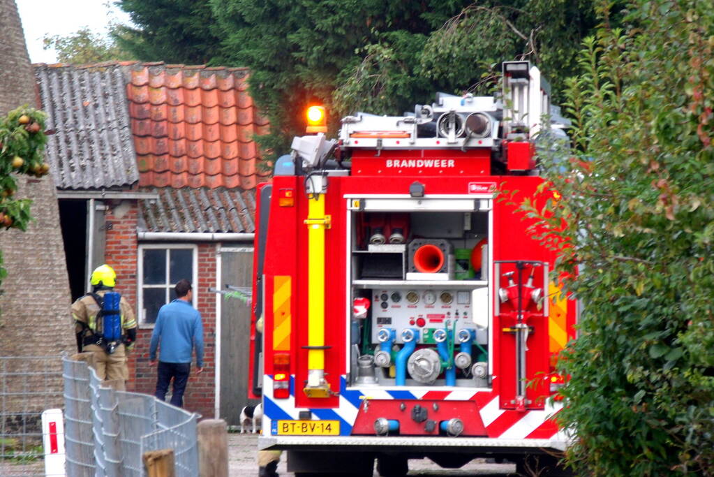 Brandweer blust brand in gebouw