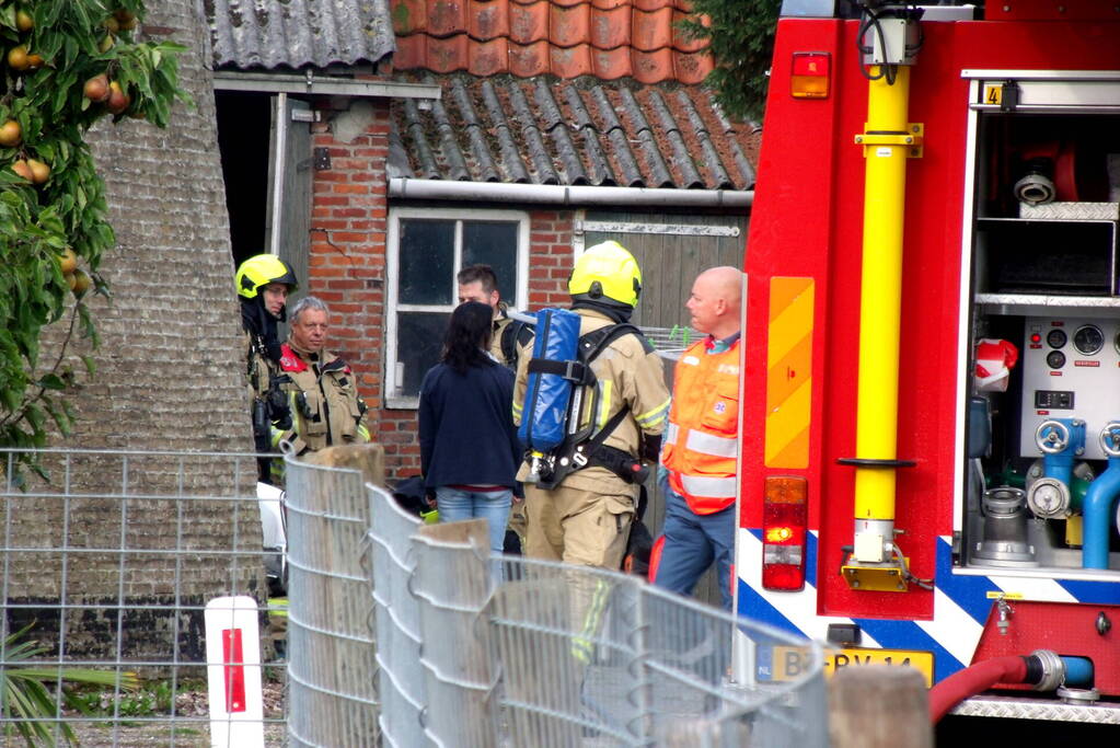 Brandweer blust brand in gebouw
