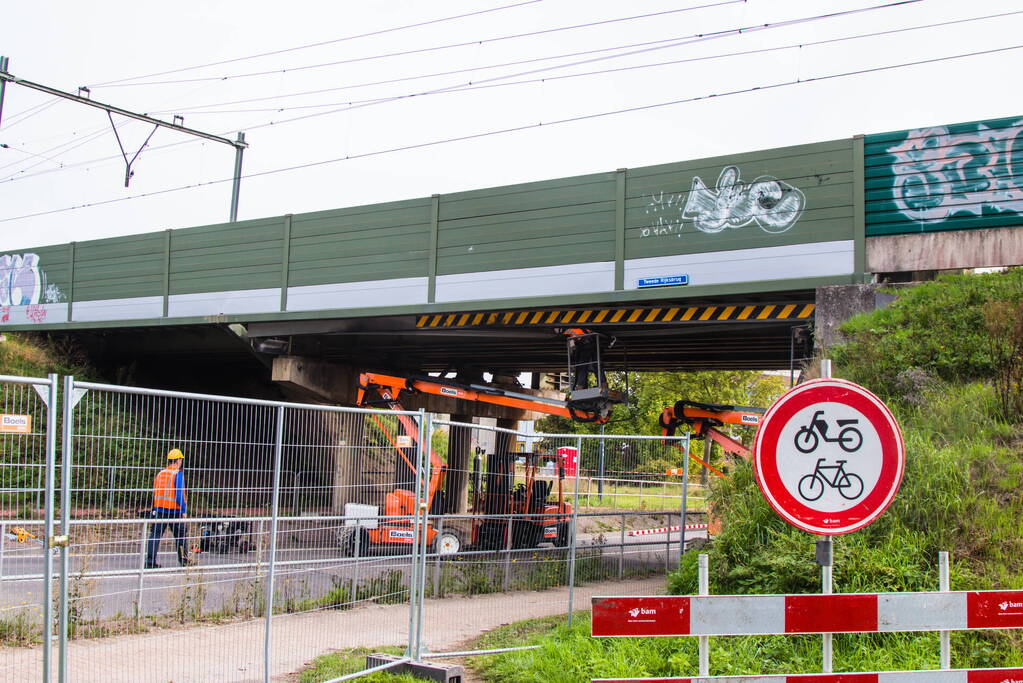 Zwaar beschadigde spoorbrug uitgehesen
