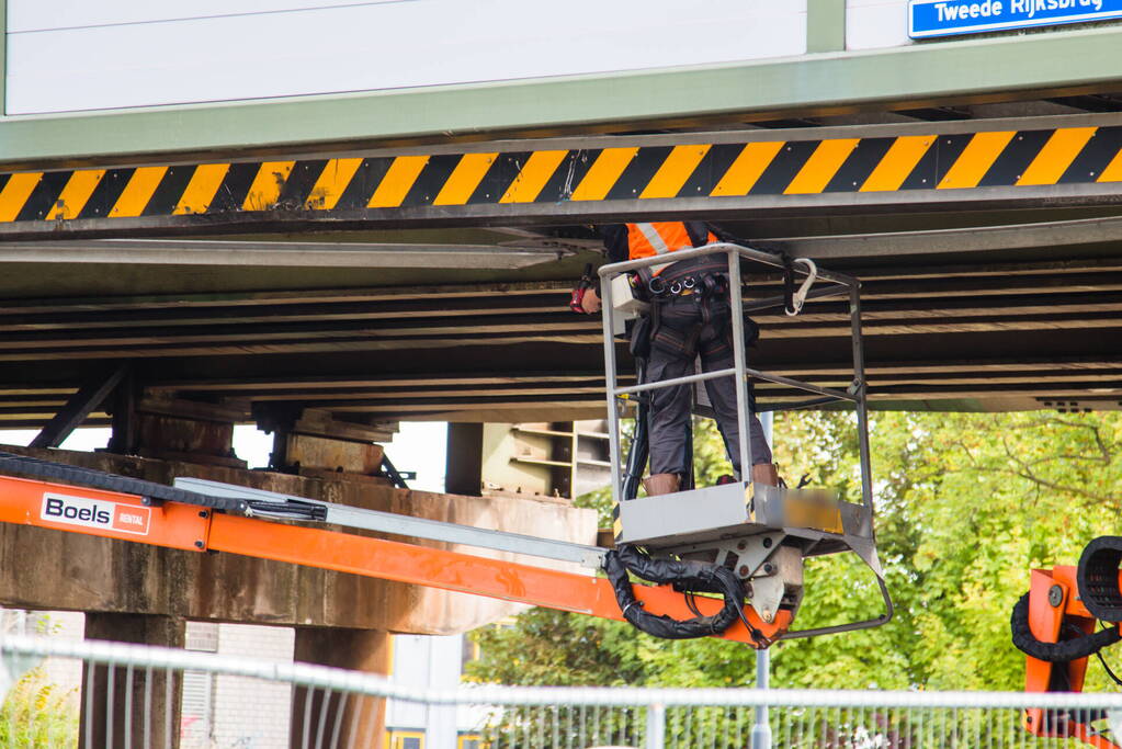 Zwaar beschadigde spoorbrug uitgehesen