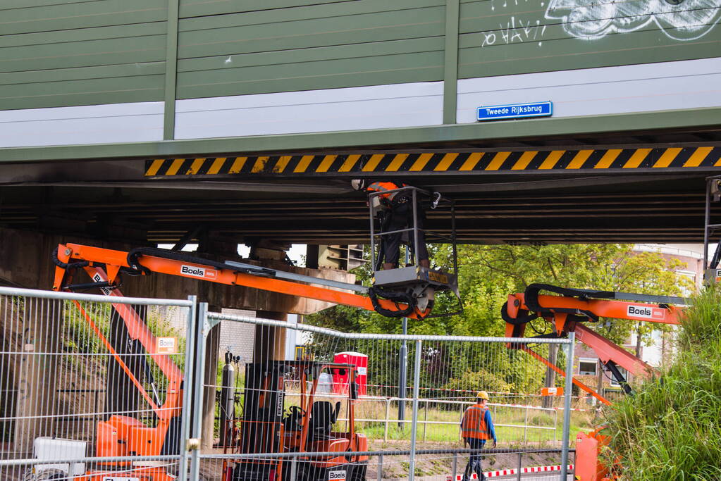 Zwaar beschadigde spoorbrug uitgehesen