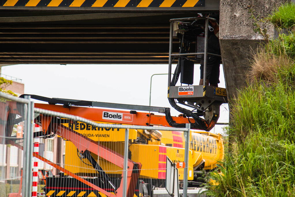 Zwaar beschadigde spoorbrug uitgehesen