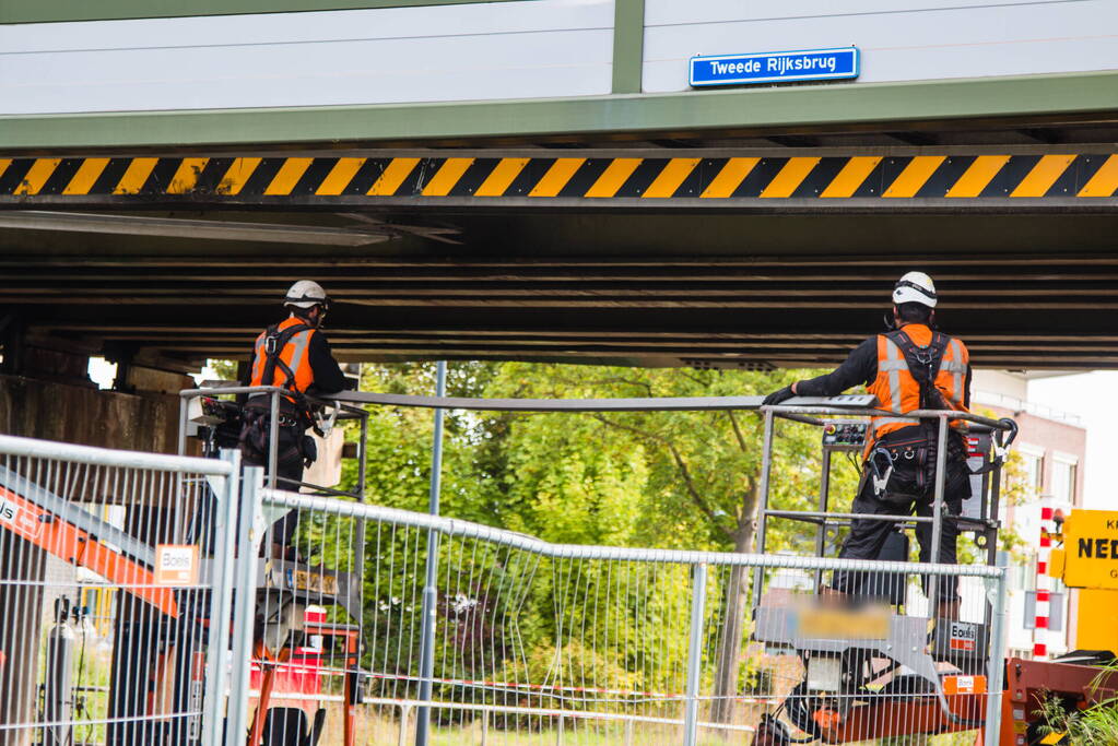Zwaar beschadigde spoorbrug uitgehesen