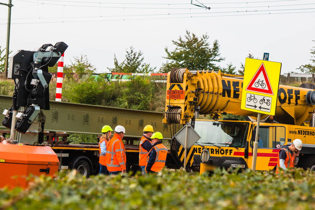 Zwaar beschadigde spoorbrug uitgehesen