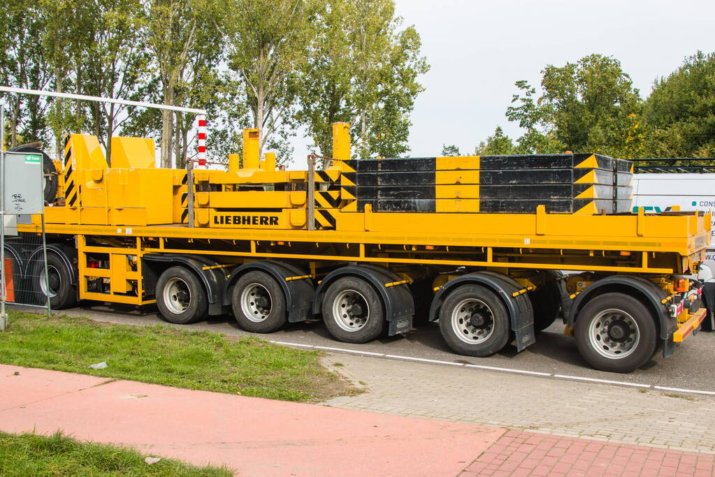 Zwaar beschadigde spoorbrug uitgehesen