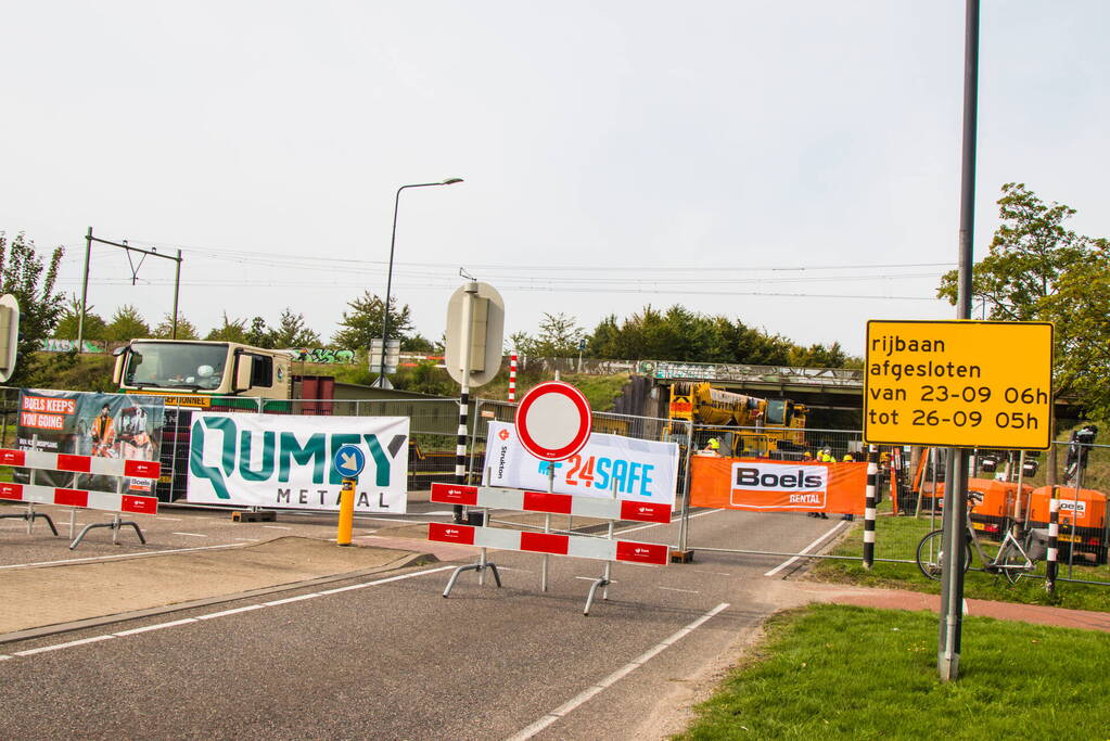 Zwaar beschadigde spoorbrug uitgehesen