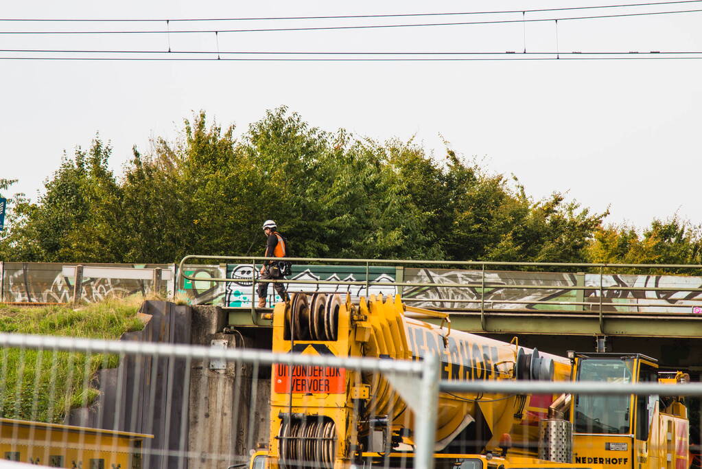 Zwaar beschadigde spoorbrug uitgehesen
