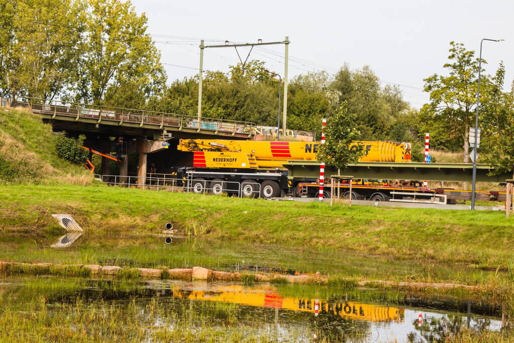 Zwaar beschadigde spoorbrug uitgehesen