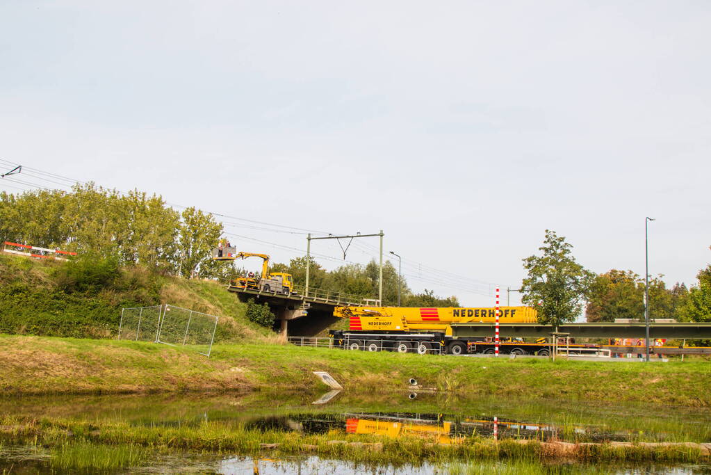 Zwaar beschadigde spoorbrug uitgehesen