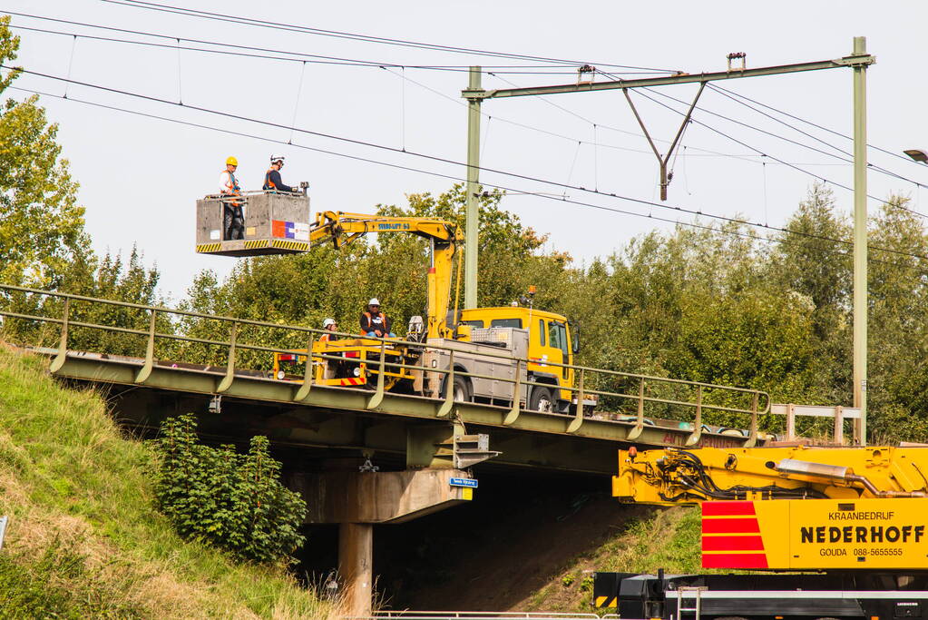 Zwaar beschadigde spoorbrug uitgehesen