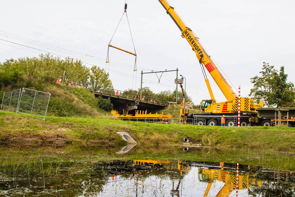 Zwaar beschadigde spoorbrug uitgehesen
