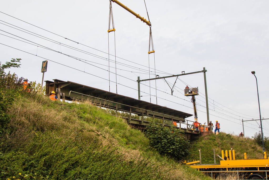 Zwaar beschadigde spoorbrug uitgehesen