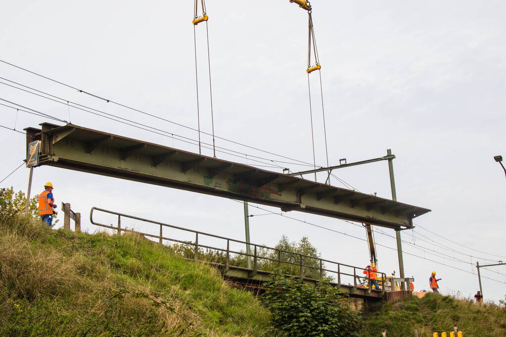 Zwaar beschadigde spoorbrug uitgehesen